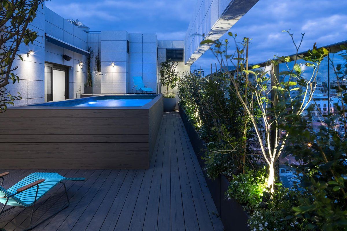 Penthouse Carmelit עיצוב תאורת הבריכה במרפסת על ידי דורי קמחי